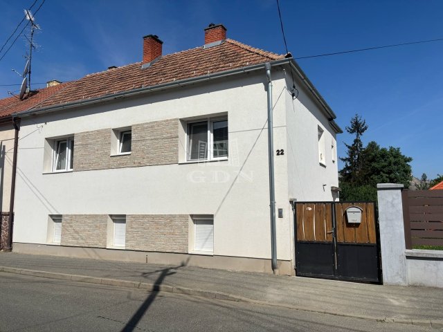 Eladó családi ház, Szombathelyen 95 M Ft, 4 szobás