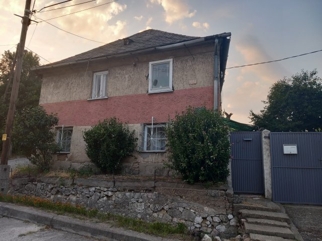 Eladó családi ház, Nyergesújfaluban 38 M Ft, 3 szobás