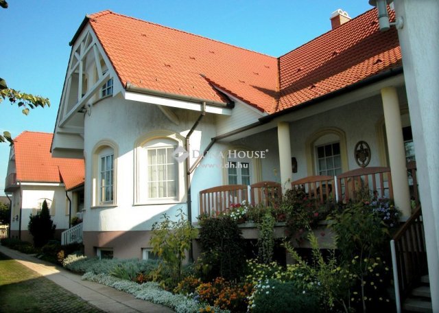 Eladó családi ház, Lajosmizsén 160 M Ft, 14 szobás