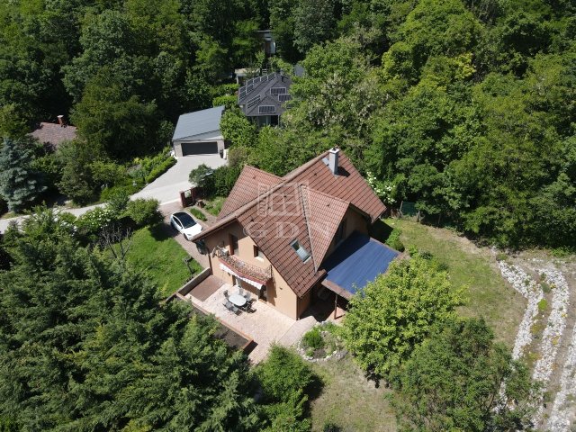 Eladó családi ház, Csabdiban 149.9 M Ft, 7 szobás
