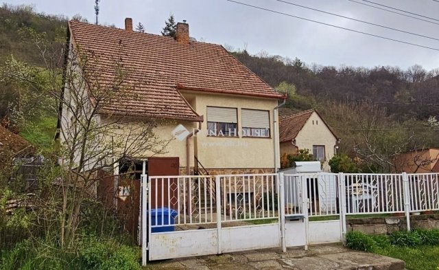 Eladó családi ház, Pécsett 59.5 M Ft, 3 szobás