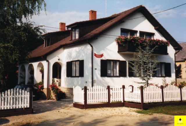 Eladó családi ház, Sopronban 102.18 M Ft, 16 szobás