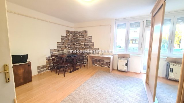 Kiadó téglalakás, albérlet, Pécsett 120 E Ft / hó, 1 szobás