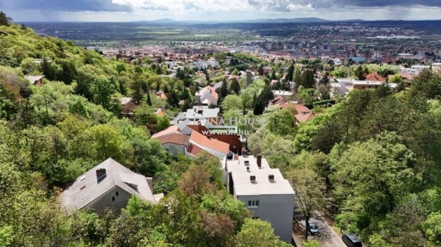 Eladó családi ház, Pécsett 84.9 M Ft, 5 szobás