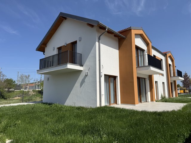 Eladó ikerház, Balatonfüreden 179 M Ft, 5 szobás