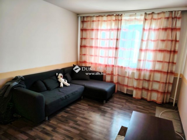 Eladó panellakás, Tatabányán 31.99 M Ft, 2 szobás