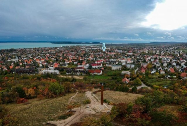 Eladó panellakás, Balatonfüreden 51.5 M Ft, 2 szobás