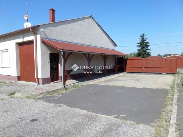 Eladó családi ház, Orosházán 72 M Ft, 3 szobás