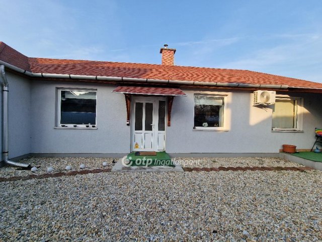 Eladó családi ház, Szirmabesenyőn 109 M Ft, 5+2 szobás
