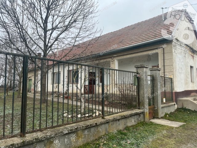 Eladó családi ház, Solton 18 M Ft, 3 szobás