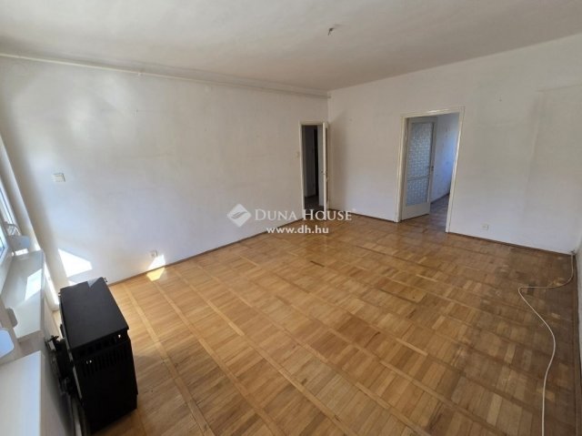 Eladó téglalakás, Veszprémben 59.9 M Ft, 3 szobás
