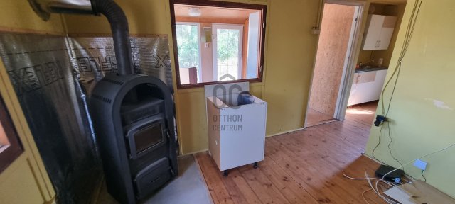 Eladó családi ház, Esztergomban 24.5 M Ft, 2 szobás