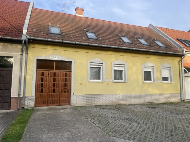 Eladó családi ház, Kecskeméten 125 M Ft, 7 szobás