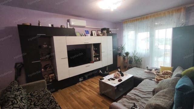 Eladó panellakás, Nyírbátorban 33 M Ft, 3 szobás
