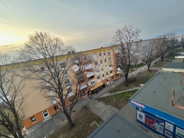 Eladó panellakás, Pécsett 42.99 M Ft, 4 szobás