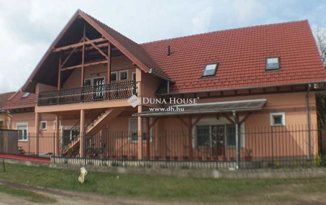 Eladó családi ház, Kerekegyházán 300 M Ft, 12 szobás