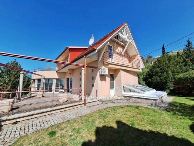 Eladó családi ház, Szentendrén 299 M Ft, 6 szobás