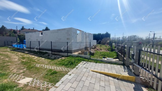 Eladó téglalakás, Tatabányán 73 M Ft, 4 szobás