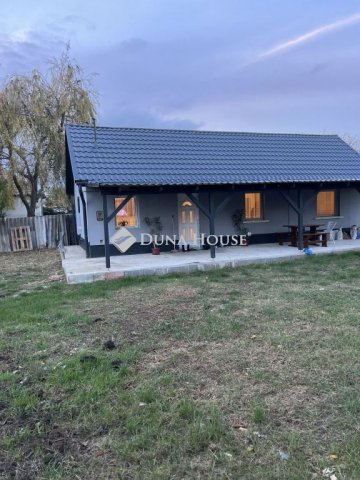 Eladó családi ház, Ercsiben 22 M Ft, 2 szobás