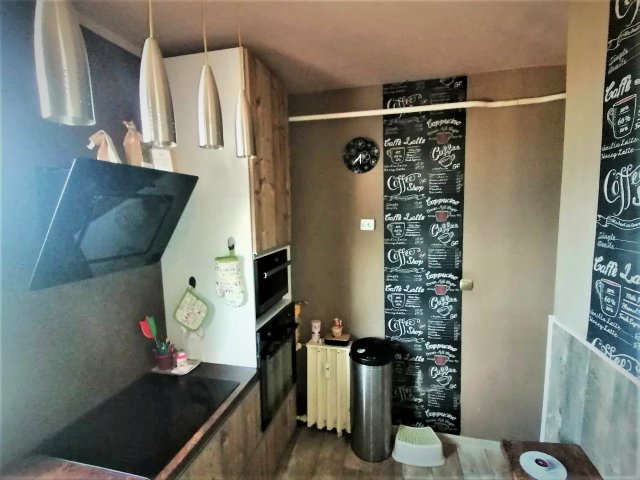 Eladó panellakás, Komlón 18.8 M Ft, 3 szobás