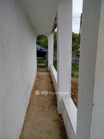 Eladó családi ház, Baksán 10 M Ft, 2 szobás