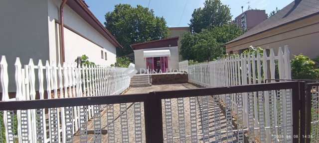 Kiadó üzlethelyiség, Pécsett 100 E Ft / hó