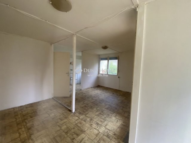 Eladó családi ház, Tasson 17 M Ft, 2 szobás