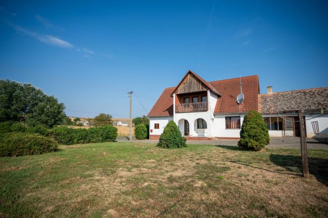 Eladó családi ház, Gadácson 38 M Ft, 7+1 szobás