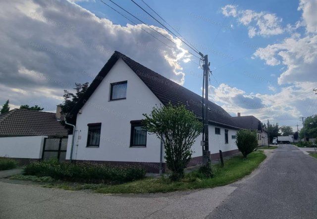 Eladó családi ház, Cegléden 68.9 M Ft, 5 szobás
