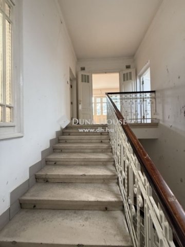 Eladó családi ház, Pécsett 184 M Ft, 5 szobás