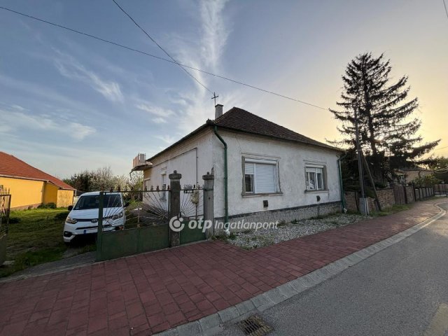 Eladó családi ház, Téten 35 M Ft, 3 szobás