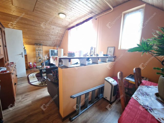 Eladó családi ház, Ászáron 61.9 M Ft, 5 szobás