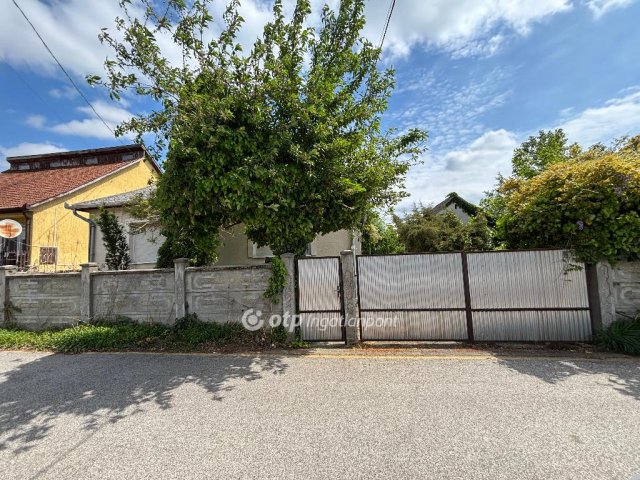 Eladó családi ház, Dögén 20.5 M Ft, 4 szobás