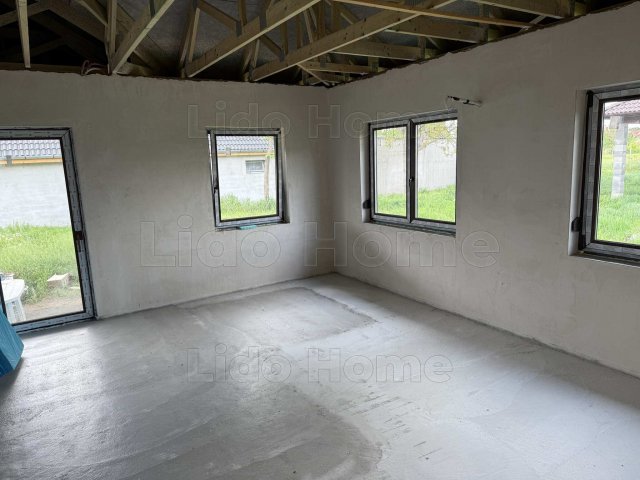 Eladó családi ház, Balatonszabadiban 74.9 M Ft, 8 szobás