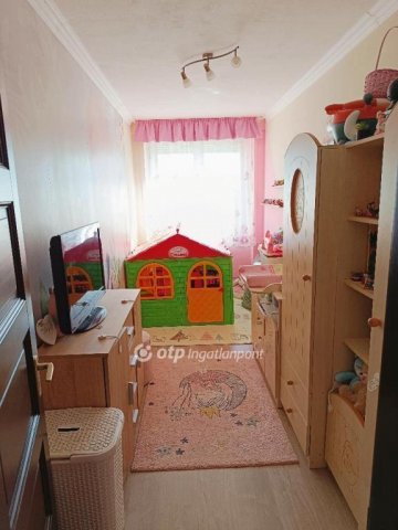 Eladó panellakás, Egerben 40 M Ft, 2+1 szobás