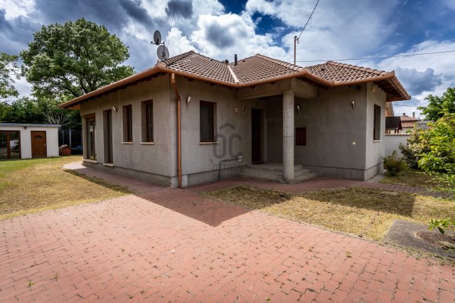 Eladó családi ház, Szolnokon 99 M Ft, 4 szobás