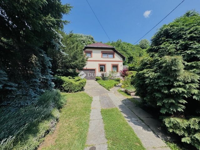 Eladó családi ház, Pécsett 94.99 M Ft, 4 szobás