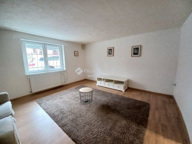 Eladó téglalakás, Pécsett 42.9 M Ft, 2 szobás