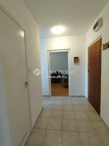 Kiadó panellakás, albérlet, Pécsett 140 E Ft / hó, 2 szobás