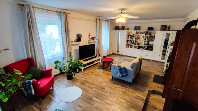 Eladó családi ház, Szegeden 89.9 M Ft, 6 szobás