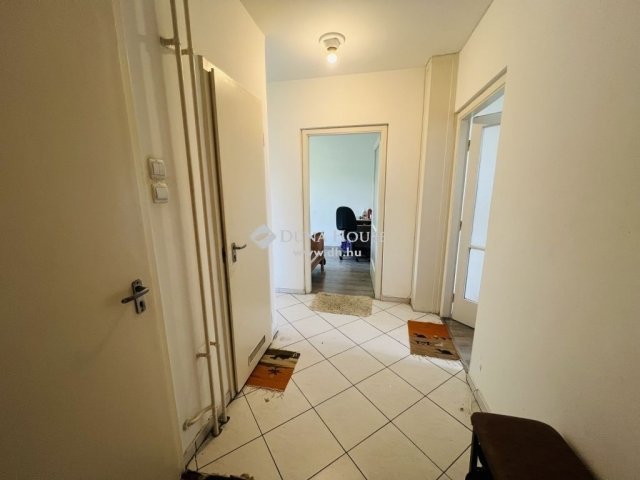 Eladó panellakás, Pécsett 55 M Ft, 3 szobás