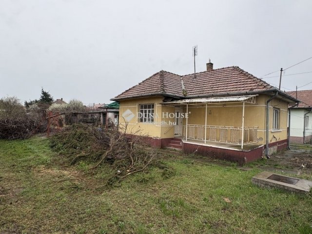 Eladó családi ház, Vecsésen 51 M Ft, 2 szobás