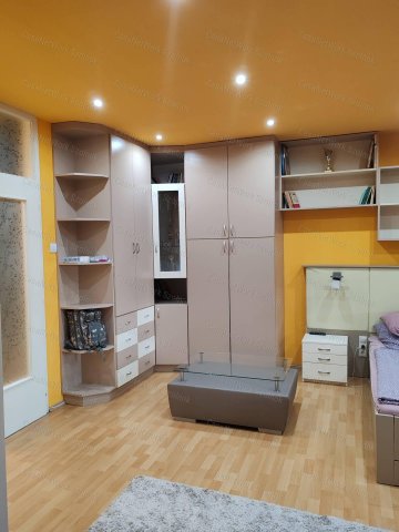 Eladó panellakás, Szolnokon 39.99 M Ft, 1+3 szobás