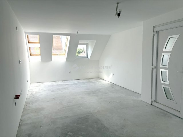 Eladó téglalakás, Esztergomban 64.9 M Ft, 3 szobás