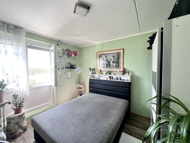 Eladó panellakás, Komlón 14.99 M Ft, 2 szobás