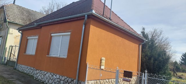 Eladó családi ház, Dombóváron 24.5 M Ft, 2 szobás