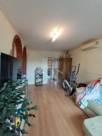 Eladó panellakás, Veszprémben 52.5 M Ft, 1+3 szobás