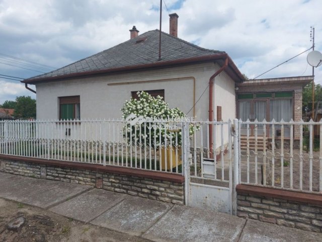 Eladó családi ház, Izsákon 25.9 M Ft, 3 szobás