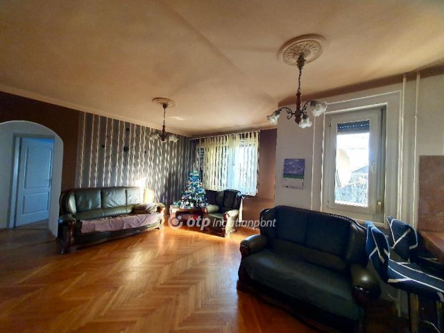 Eladó téglalakás, Győrött 49.99 M Ft, 3 szobás