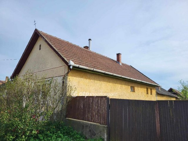Eladó családi ház, Jászfényszarun 19.5 M Ft, 2 szobás